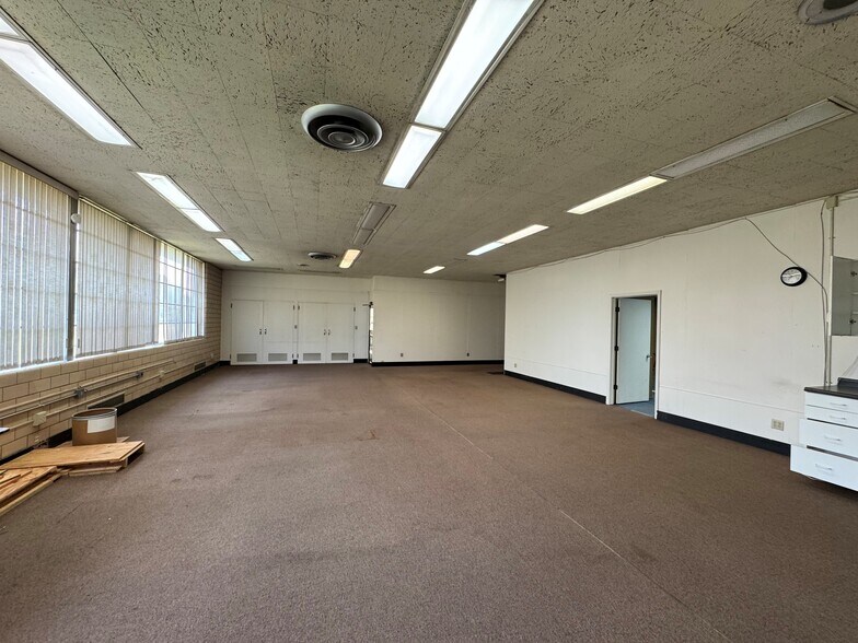 More Photos Of 2941 Moose Trl, Elkhart Manufacturing For Sale