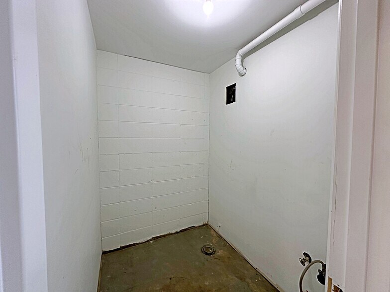 More Photos Of 8127 Fraser Av, Fort McMurray Service For Lease