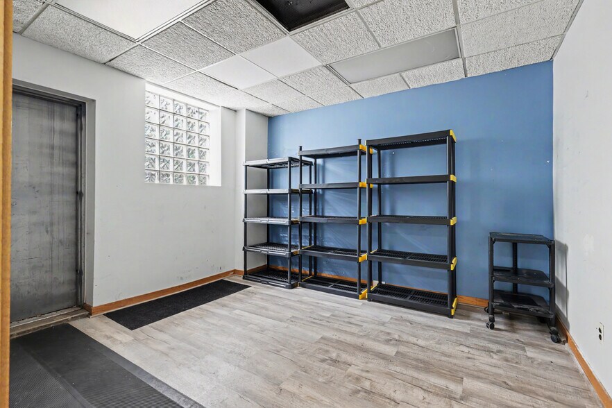 More Photos Of 22976 Outer Dr, Dearborn Flex For Lease