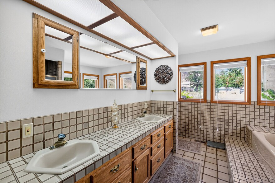 More Photos Of 420-422 Main Street St, Riggins Specialty For Sale