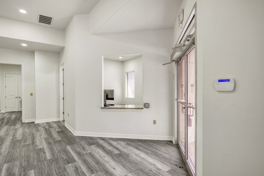 More Photos Of 5727 W I-10 Fwy, San Antonio Office For Lease