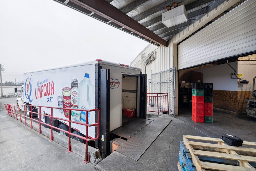 More Photos Of 1385 Newmark Ave, Coos Bay Supermarket For Sale