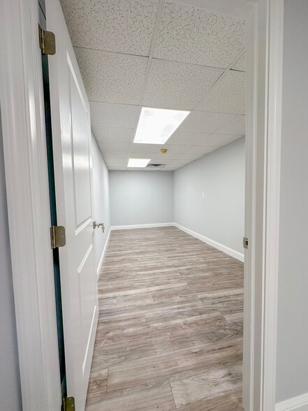 More Photos Of 406 E Pennsylvania Blvd, Feasterville Trevose Light Distribution For Lease