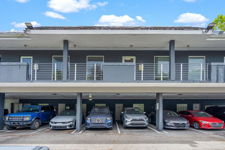 More Photos Of 6330 Manor Ln, South Miami Office For Lease