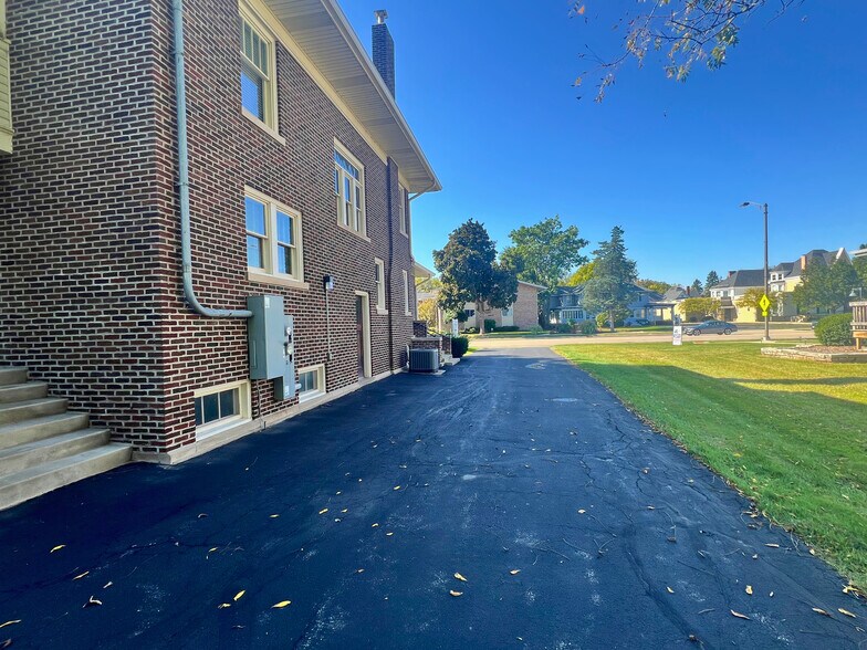 More Photos Of 232 S Batavia Ave, Batavia Office For Sale