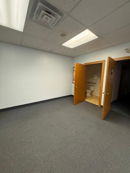More Photos Of 1 Oxford Xing, New Hartford Medical For Lease