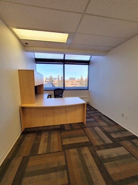 More Photos Of 3115 12th St NE, Calgary Office For Sale