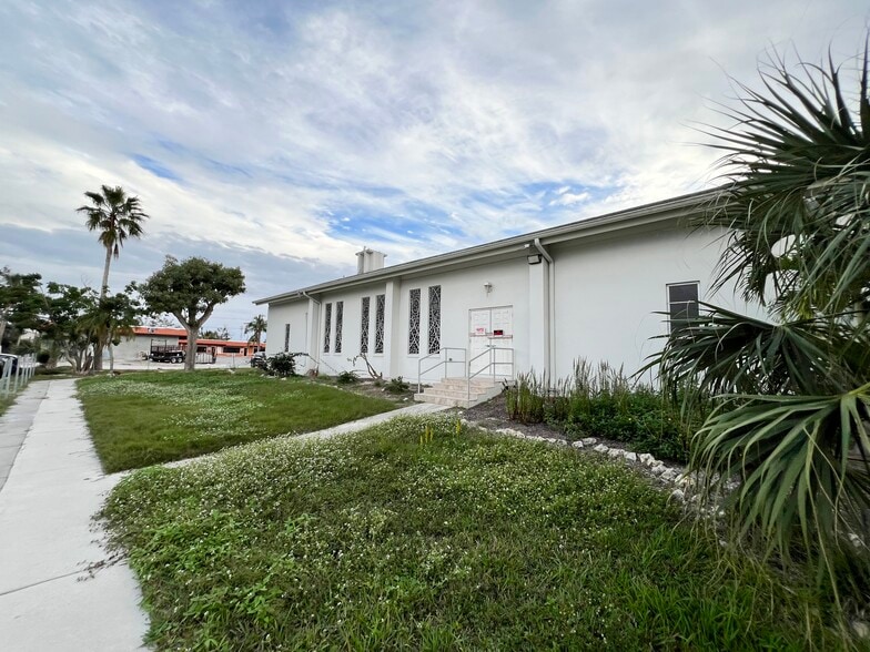 More Photos Of 155 Bay Rd, Fort Myers Religious Facility For Sale