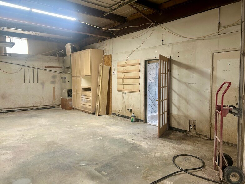 More Photos Of 201 S McQuarrie Ave, Wagoner Flex For Sale