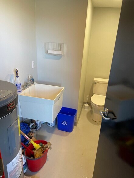 More Photos Of 586 Pleasant St, Watertown Flex For Sale