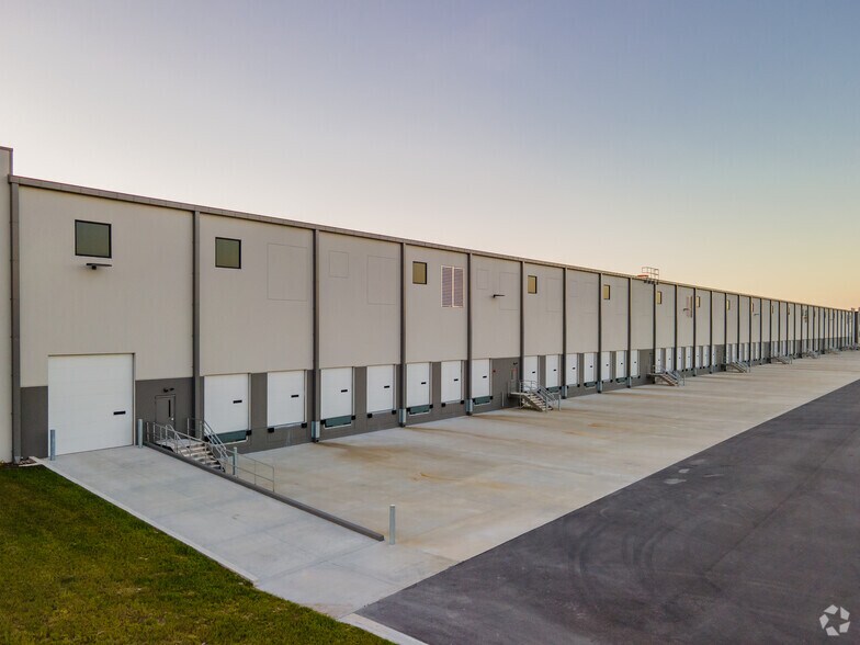 More Photos Of 3775 Fancy Farms Rd, Plant City Distribution For Lease
