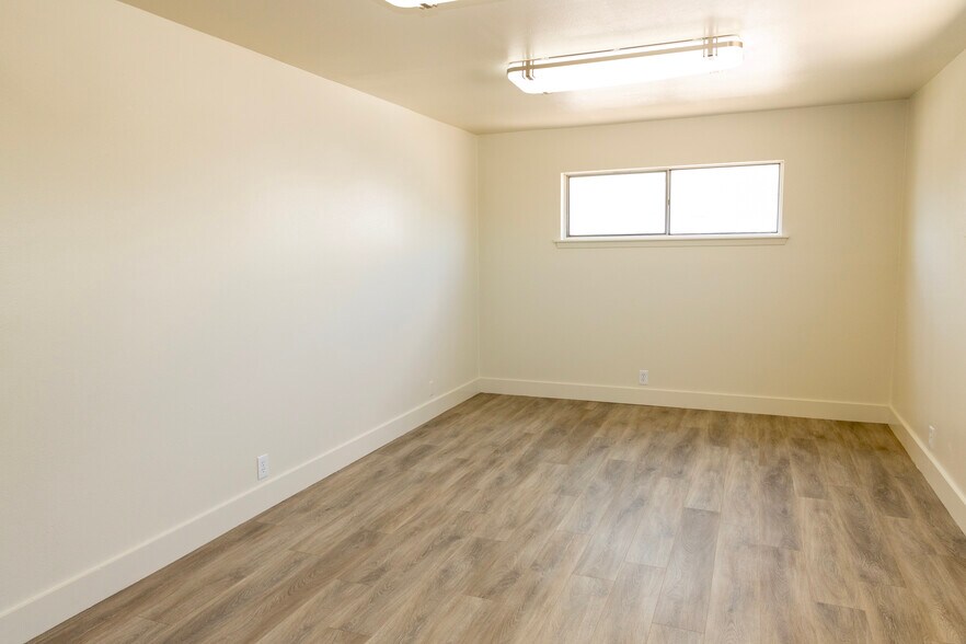 More Photos Of 307-311 Lombrano St, San Antonio Warehouse For Sale