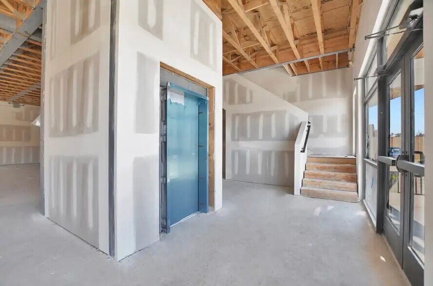 More Photos Of 6815 N Main St, Houston Unknown For Lease