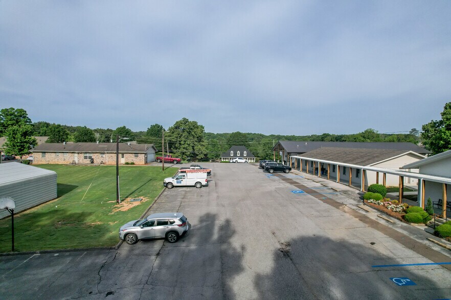 More Photos Of 2889 S Lamar Blvd, Oxford Flex For Lease