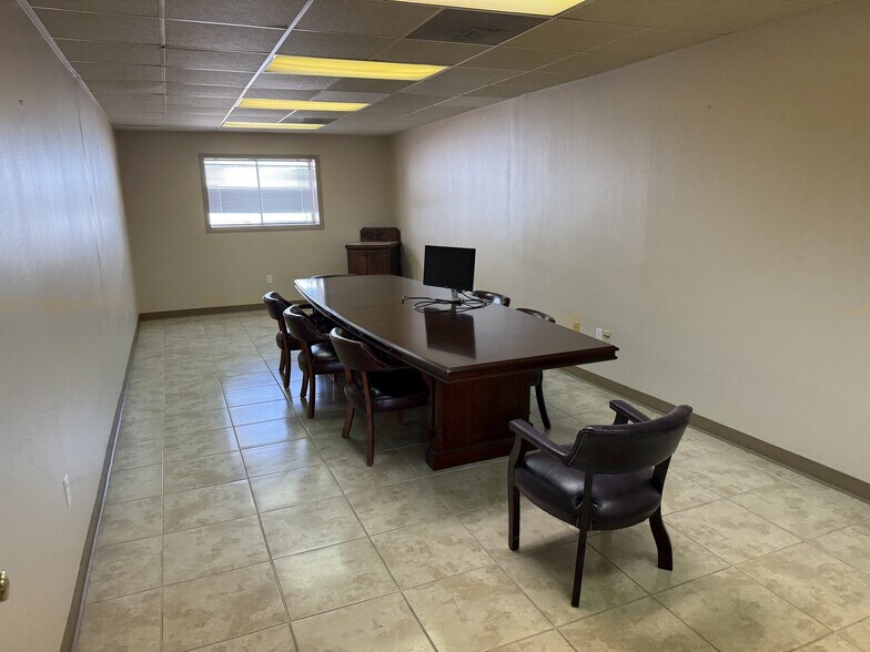 More Photos Of 718 Hangar Dr, New Iberia Warehouse For Sale