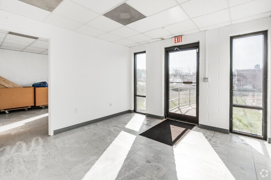 More Photos Of 619-627 Anderson St, Charlotte Light Distribution For Lease