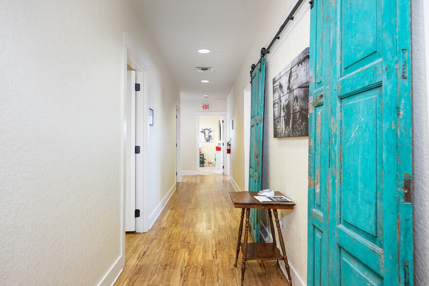 More Photos Of 140 Paloma Dr, Floresville Office For Sale