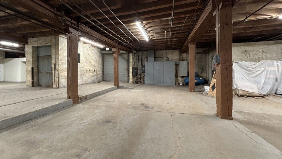 More Photos Of 1631-1639 W Carroll Ave, Chicago Light Distribution For Sale