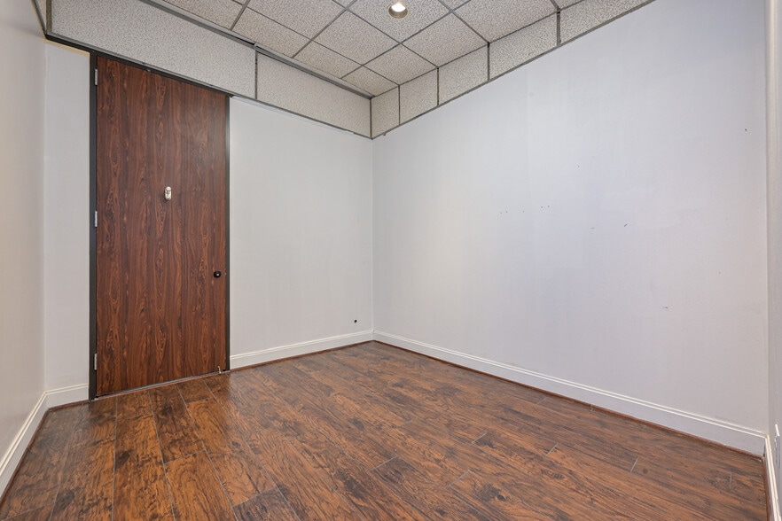 More Photos Of 5625 Cypress Creek Pky, Houston Office For Sale