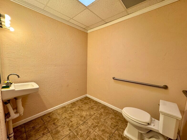 More Photos Of 601 S 9th Ave, Durant Office For Sale