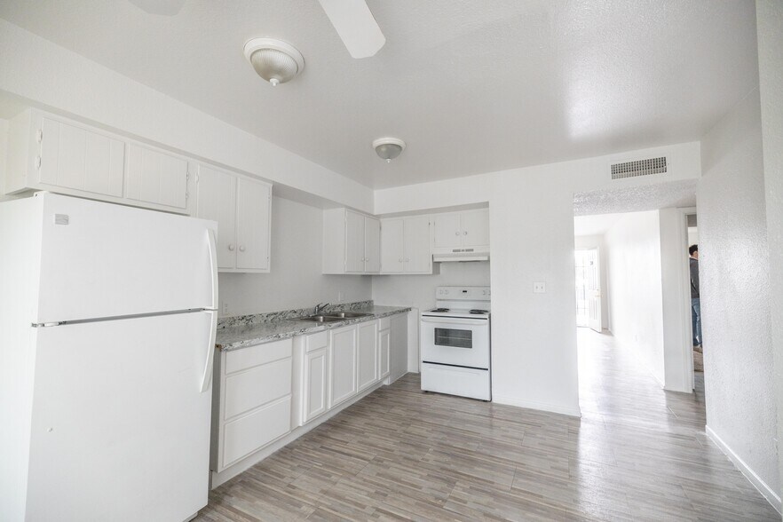More Photos Of 5820 W Claremont St, Glendale Apartments For Sale