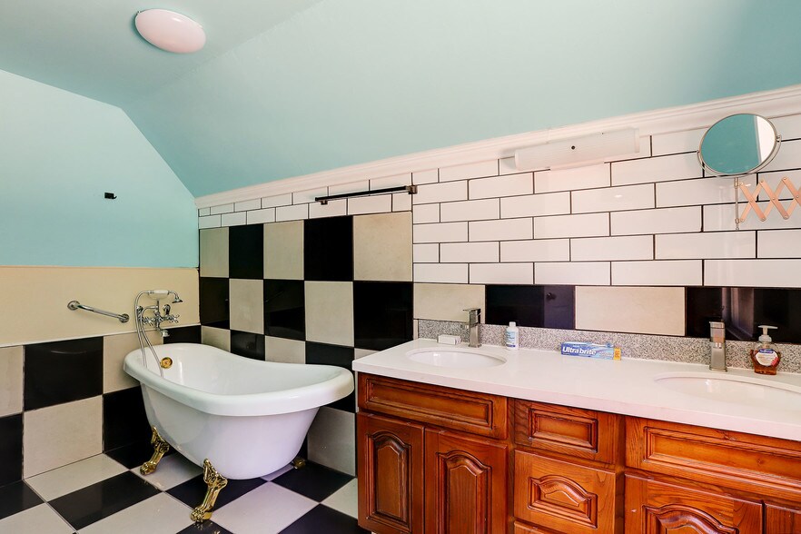 More Photos Of 212 Main St, Sierra City Hotel For Sale