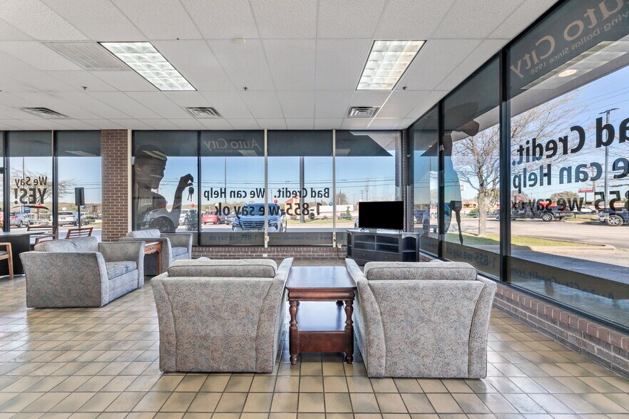 More Photos Of 940 N I-35 E, Lancaster Auto Dealership For Lease