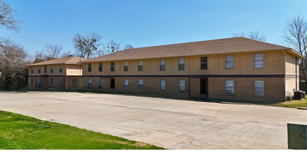 More Photos Of 703 E Navasota St, Groesbeck Multifamily For Sale