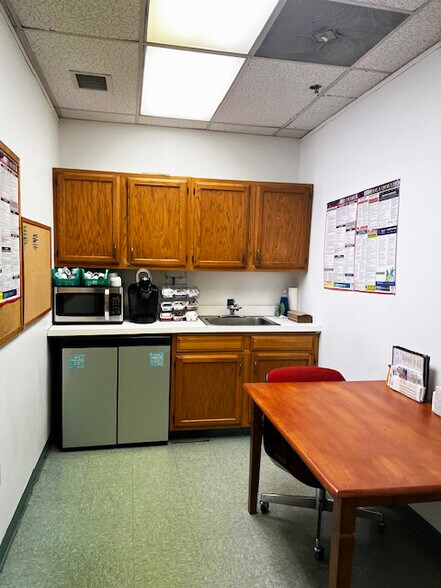 More Photos Of 1300 First State Blvd, Stanton Light Distribution For Lease