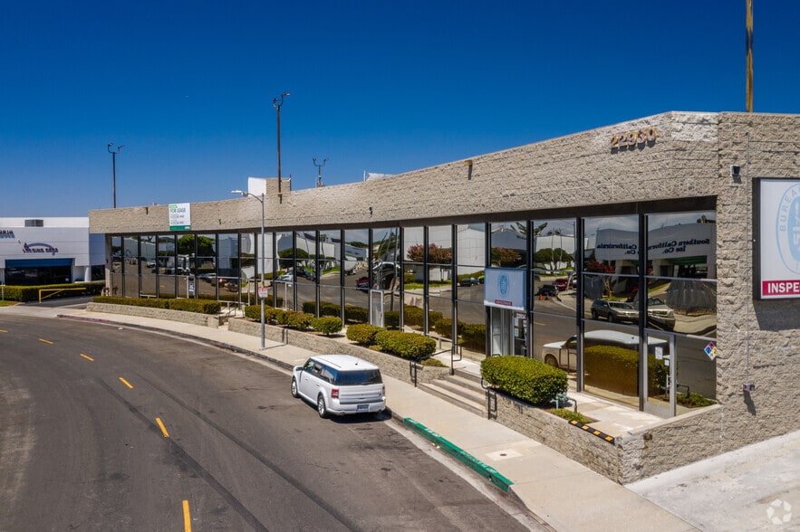 More Photos Of 22932 Lockness Ave, Torrance Warehouse For Lease