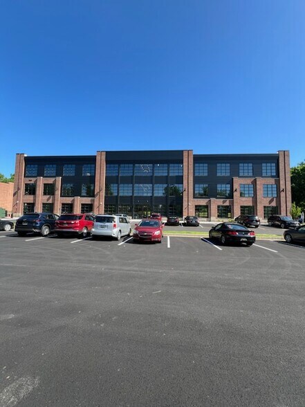 More Photos Of 800 Creek View Rd, Newark Office For Lease