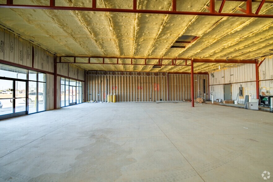 More Photos Of 1702 Louise Ln, Pearsall Storefront For Sale
