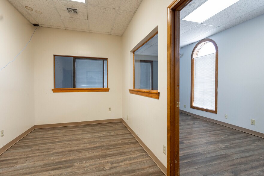 More Photos Of 11813 W 77th St, Lenexa Office For Sale