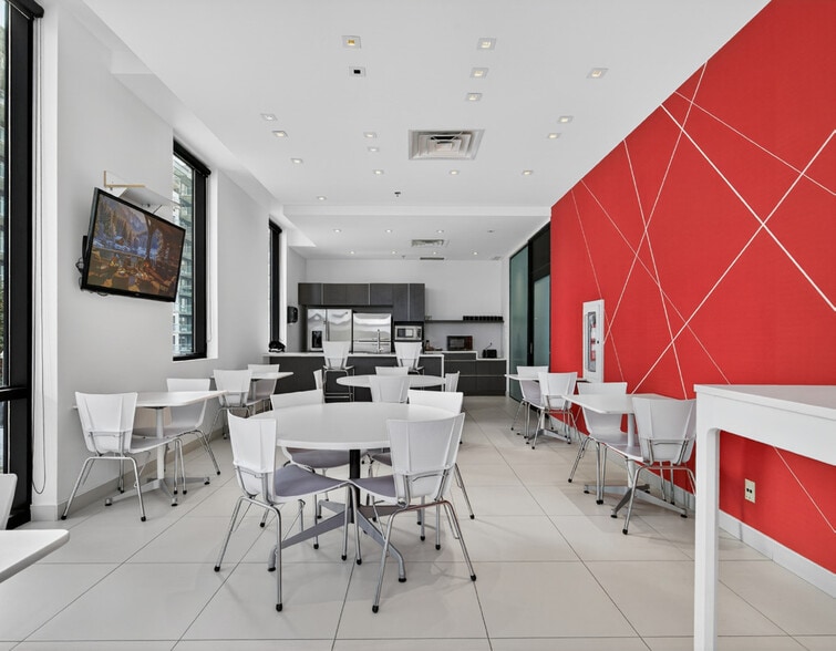 More Photos Of 1428-1432 Boul Saint-Martin O, Laval Office For Sale