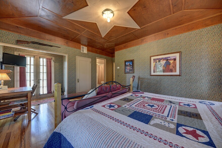 More Photos Of 1804 S Park St, Brenham Hospitality For Sale