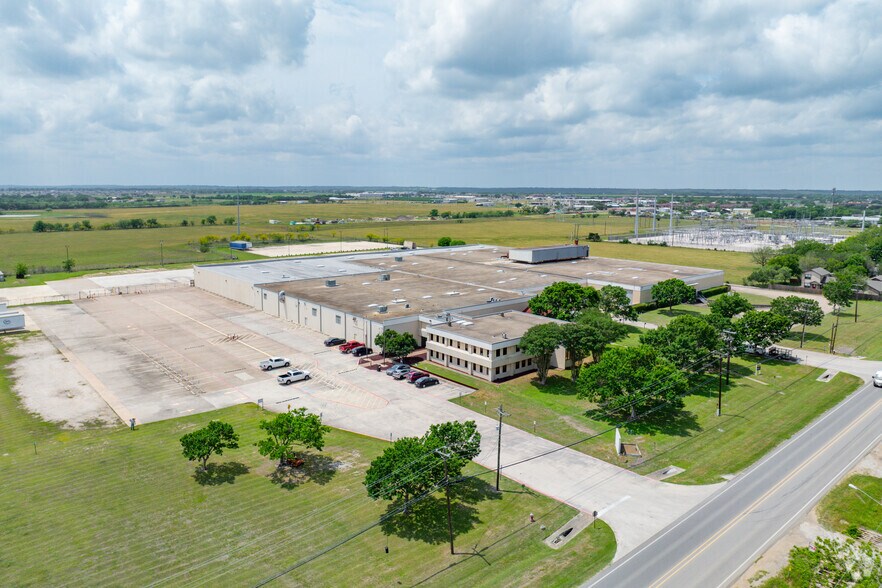 More Photos Of 1300 Blackjack St, Lockhart Distribution For Sale