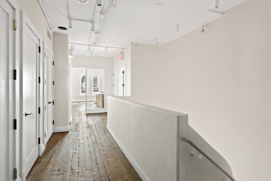 More Photos Of 109 W 17th St, New York Storefront Retail Office For Lease