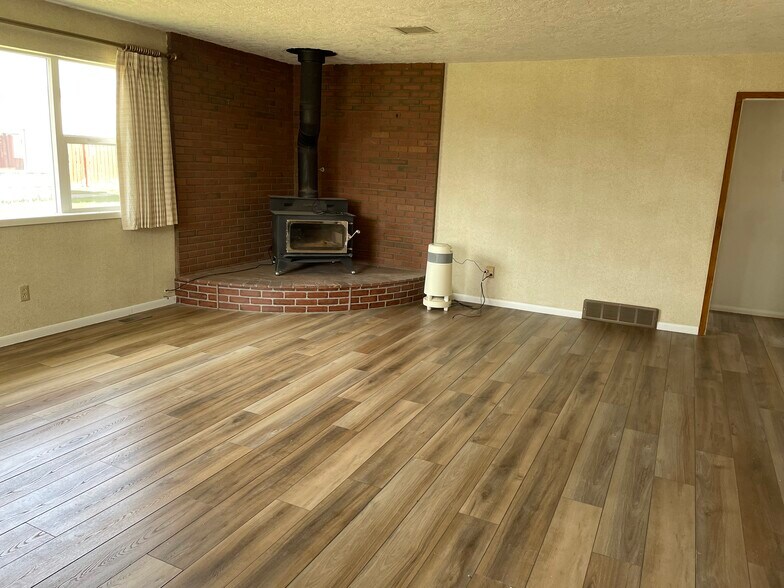 More Photos Of 370 N State St, Shelley Storefront Retail Residential For Lease