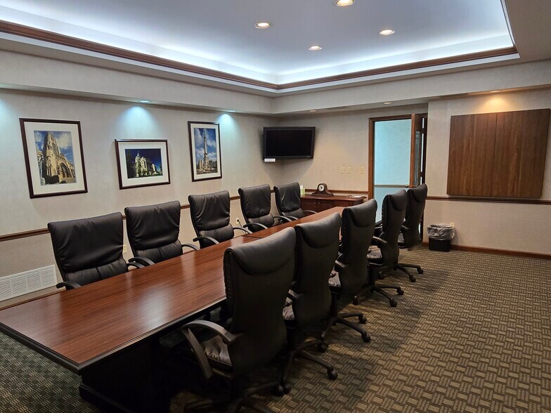 More Photos Of 5342 W Vermont St, Indianapolis Office For Sale