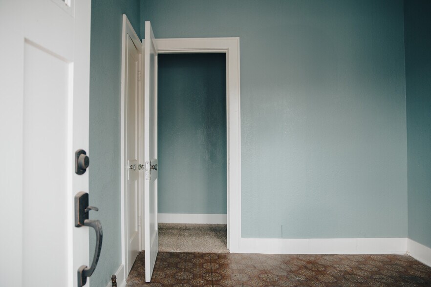 More Photos Of 355 N College Ave, Fayetteville Office For Sale