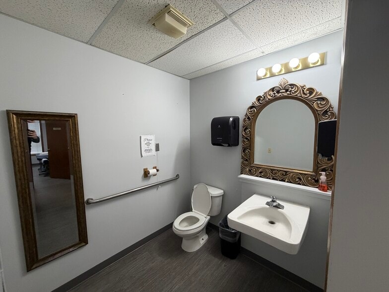 More Photos Of 36-38 Grand St, Hartford Medical For Sale