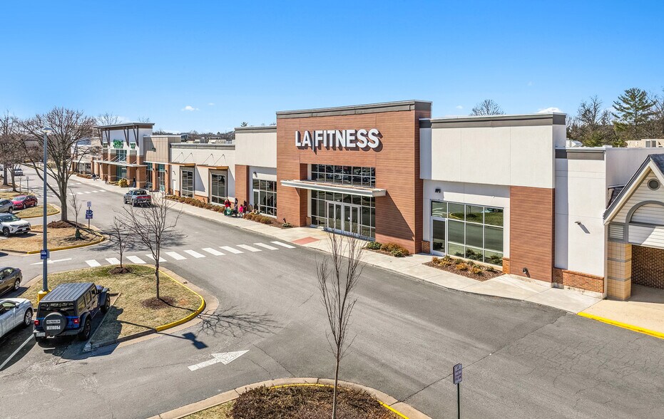 More Photos Of 494 Elden St, Herndon General Retail For Lease