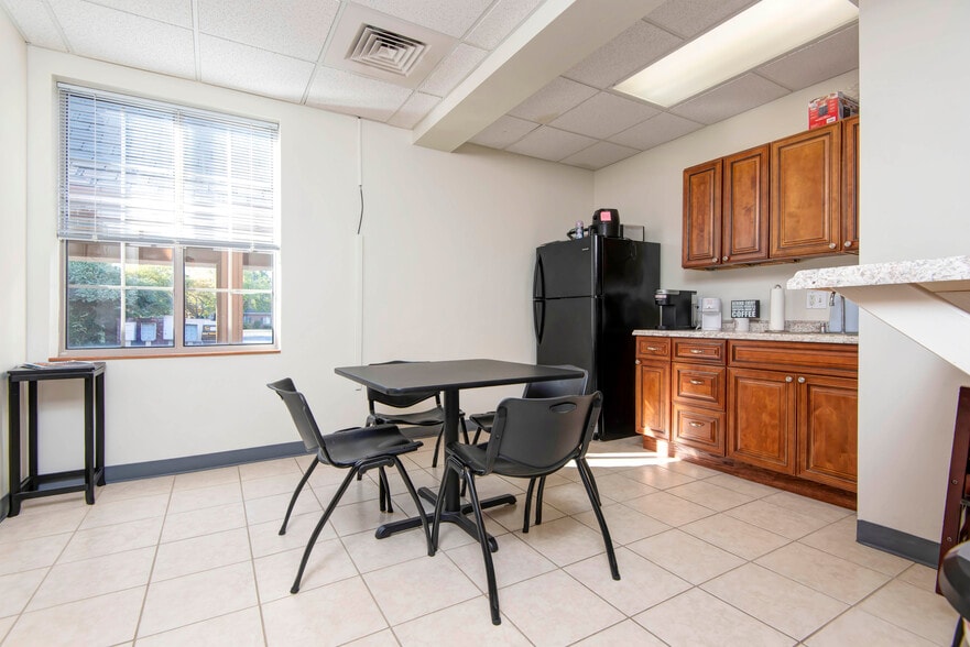 More Photos Of 1420-1426 E Bradford Pky, Springfield Medical For Lease