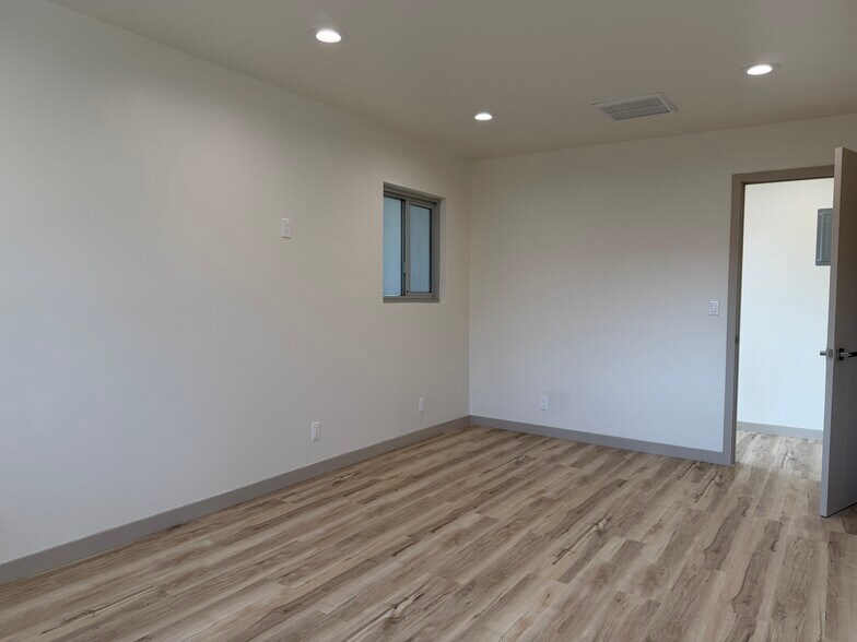 More Photos Of 1519-1521 W Glenoaks Blvd, Glendale Storefront Retail Residential For Lease