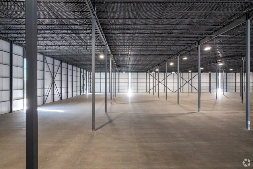 More Photos Of 151 Garden Ave, Brantford Distribution For Lease