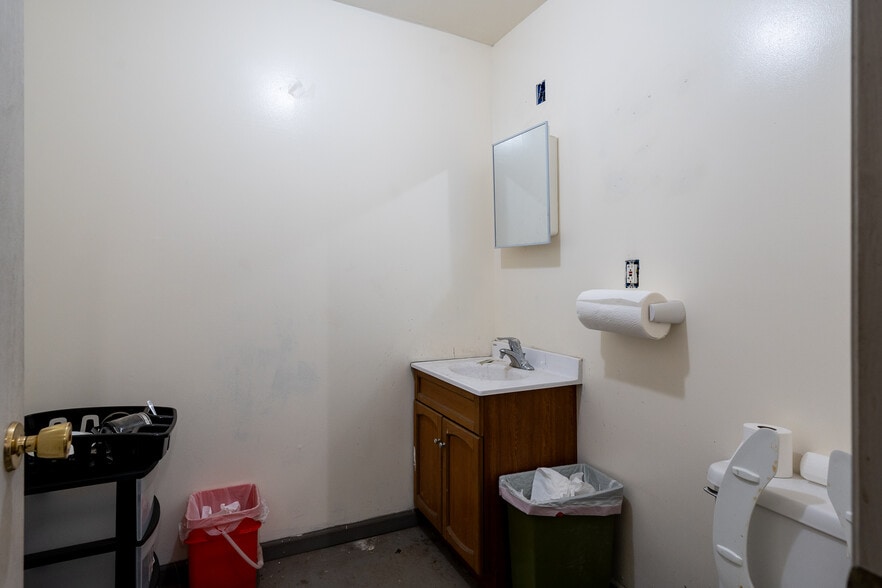 More Photos Of 727 1st Ave, Rockford Industrial For Sale