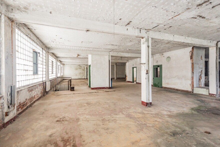 More Photos Of 2615 Rosa Parks Blvd, Detroit Warehouse For Sale