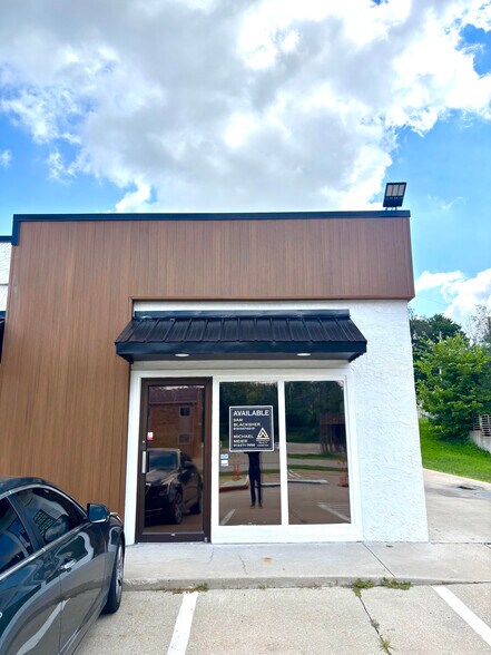 More Photos Of 11109-11129 N Oak Tfwy, Kansas City Storefront Retail Office For Lease