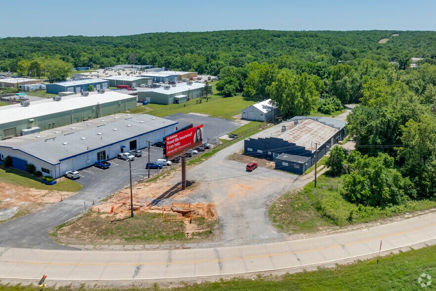More Photos Of 920 W Skelly Dr, Tulsa Manufacturing For Lease
