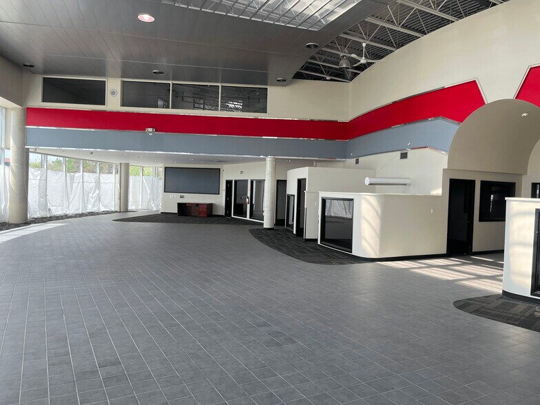 More Photos Of 17250 Stony Plain Rd, Edmonton Auto Dealership For Lease